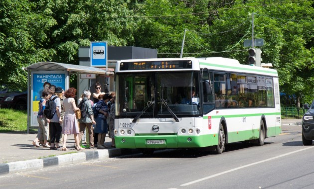 Специальных ограждений на остановках в Москве не будет