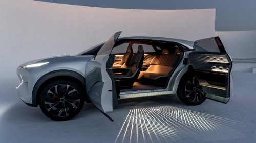 Вытолкнули: новый «паркетник» Infiniti не смог самостоятельно выбраться к публике