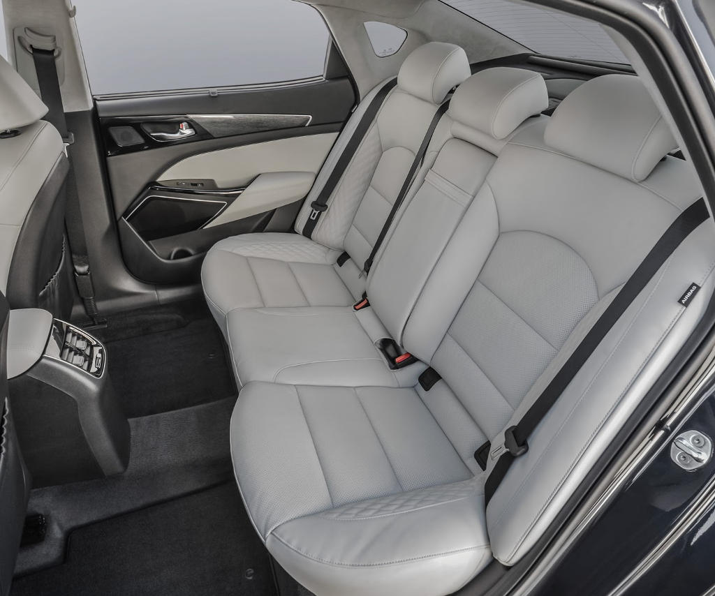 Представлена новая Kia Cadenza 2016–2017 (фото, цена) Представлена новая Kia Cadenza 2016–2017 (фото, цена)