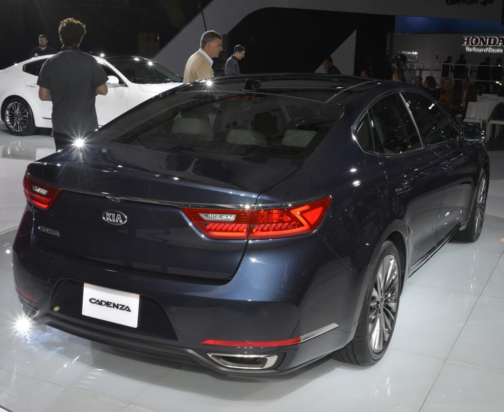 Представлена новая Kia Cadenza 2016–2017 (фото, цена) Представлена новая Kia Cadenza 2016–2017 (фото, цена)