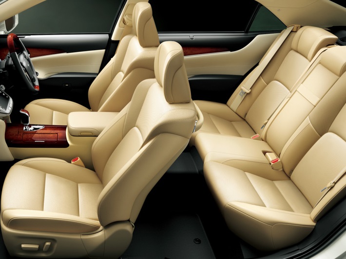Седан Toyota Crown Majestа 2014 Седан Toyota Crown Majestа 2014