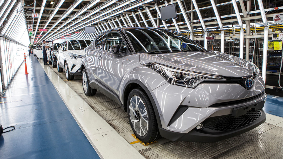 Toyota запустила новый кроссовер C-HR в серийное производство Toyota запустила новый кроссовер C-HR в серийное производство