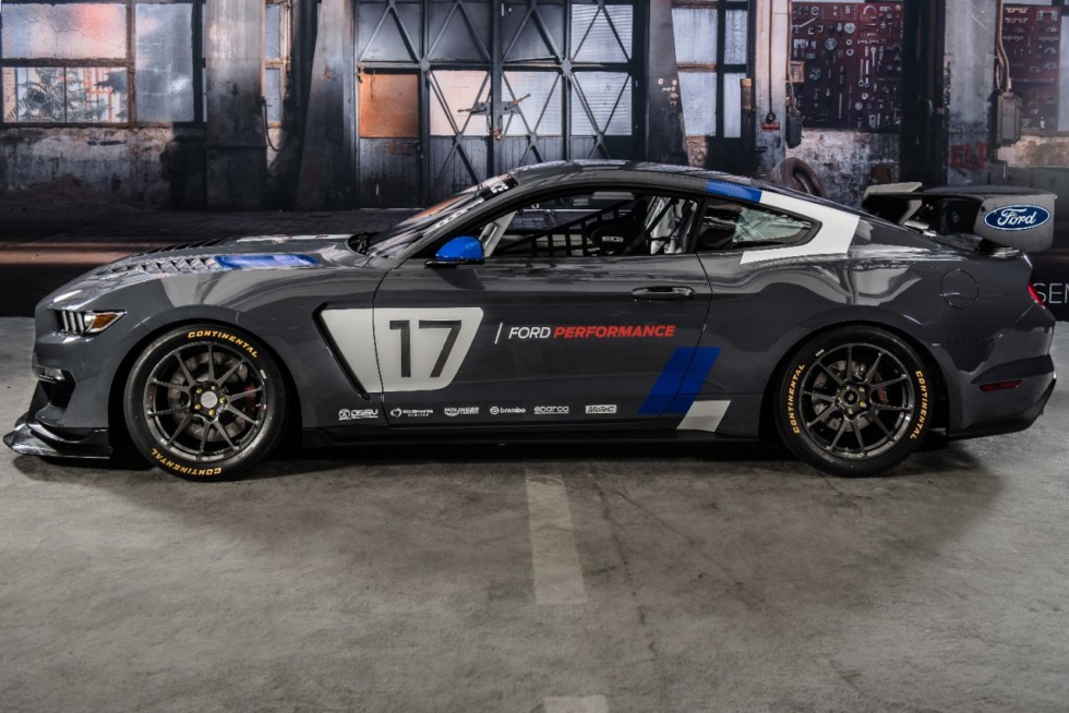 Ford выкатил на выставку SEMA гоночный Mustang GT4
