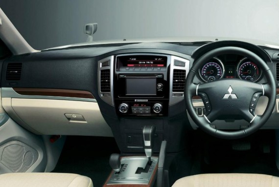 Рестайлинговый Mitsubishi Pajero 2015 показали в Москве Рестайлинговый Mitsubishi Pajero 2015 показали в Москве