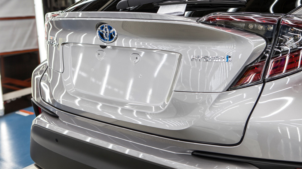 Toyota запустила новый кроссовер C-HR в серийное производство Toyota запустила новый кроссовер C-HR в серийное производство