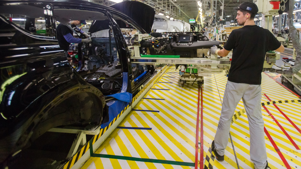 Завод Toyota в Санкт-Петербурге начал работать в две смены