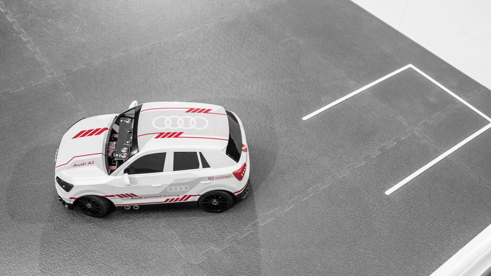 Audi привезла в Барселону Q2 с обучаемым парковщиком