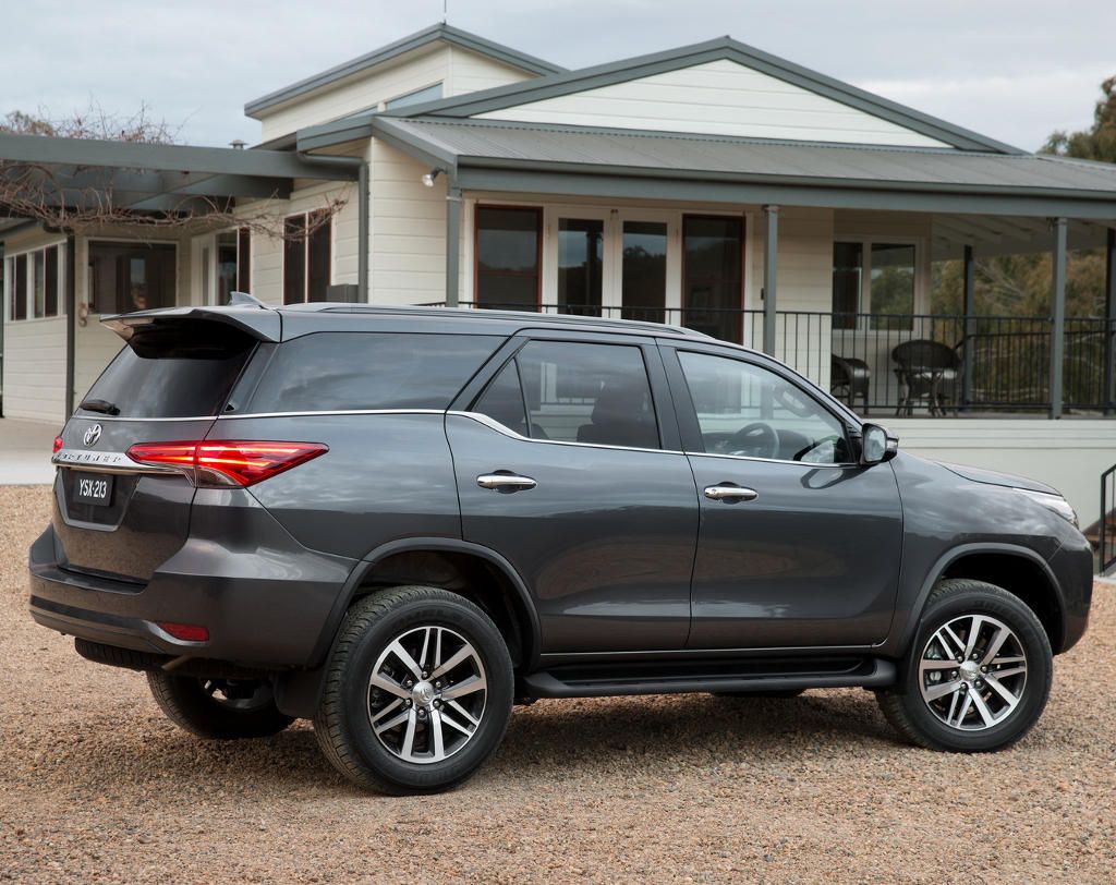 Представлен новый Toyota Fortuner 2016 (фото, цена) Представлен новый Toyota Fortuner 2016 (фото, цена)